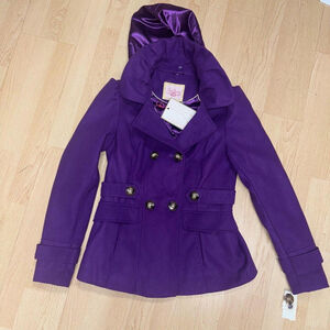 Gorgeous purple color stylish design can remove hood and do a lifted collar